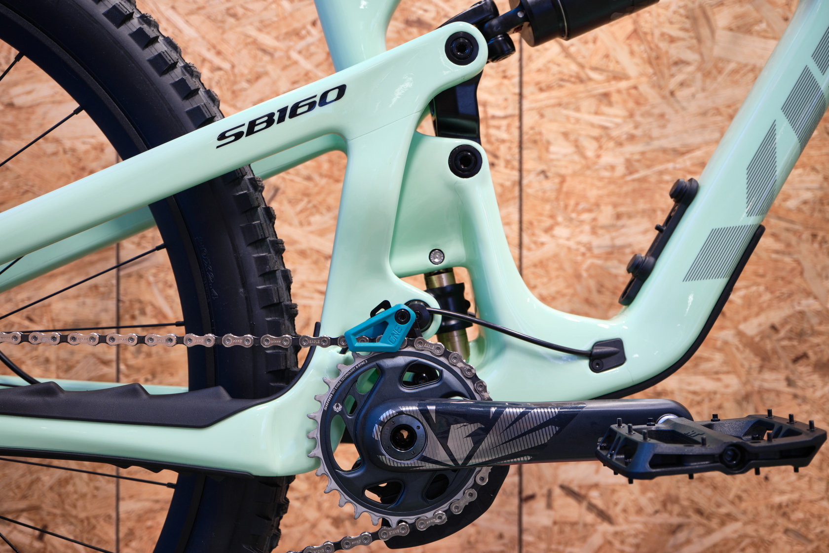 Кареточный узел и подвеска мятной рамы велосипеда Yeti SB160 крупным планом