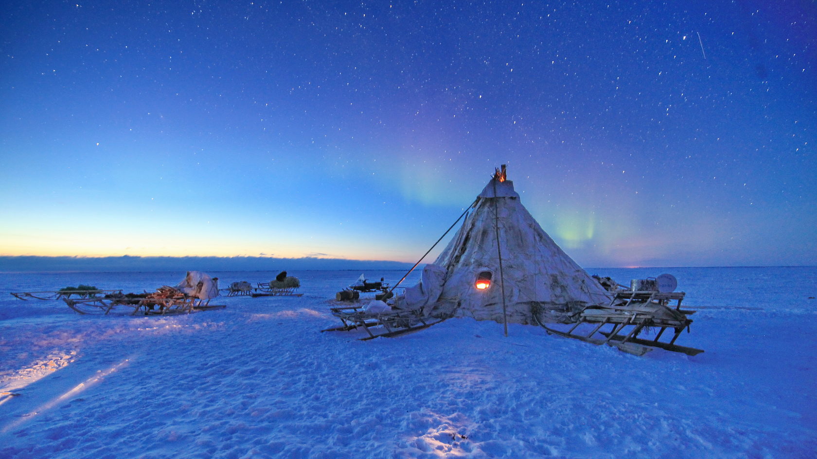 Северное сияние чум