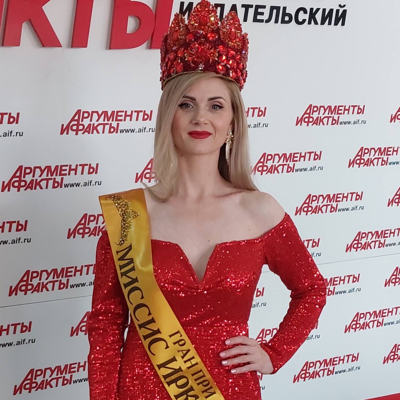 Олеся в короне на пресс-волле