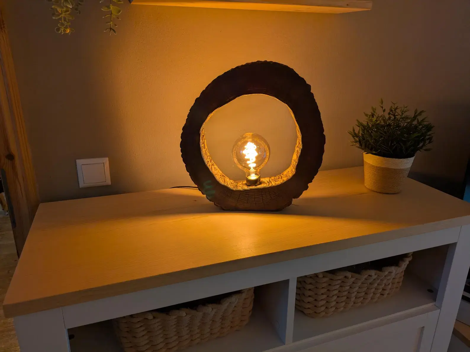 настольная лампа из дерева немецкого мастера