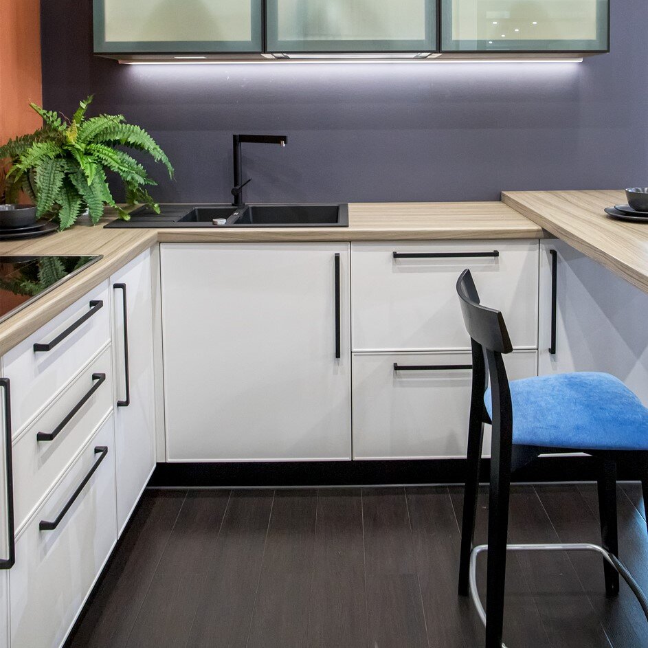 Темный цоколь в тон пола. Кухня ЛАЙН (МДФ+ПВХ). Фото в салоне