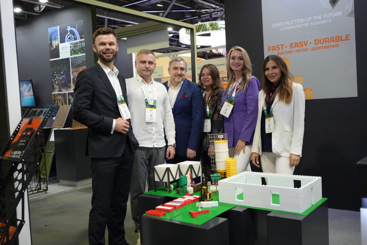 Стенд LegoSTROY с макетом на выставке Big 5 в Dubai World Trade Centre