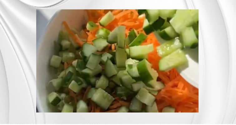 Приготовление капустного салата с морковью и огурцом: шаг 4