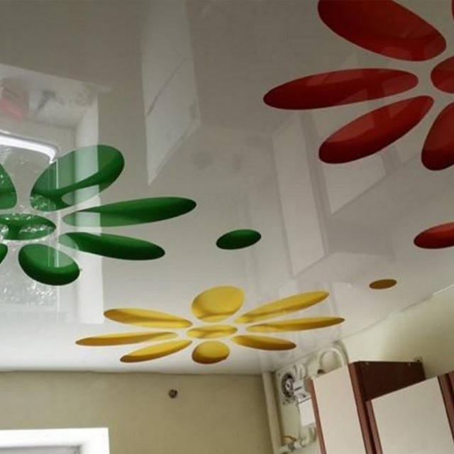 Матовый потолок в гостиной