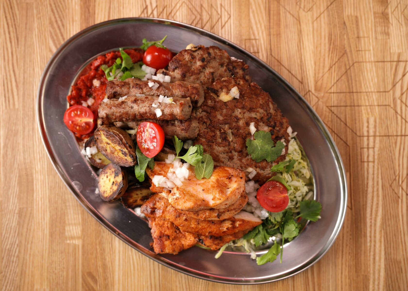 Блюдо балканской кухни вид кебаба. Балканские колбаски из рубленного мяса