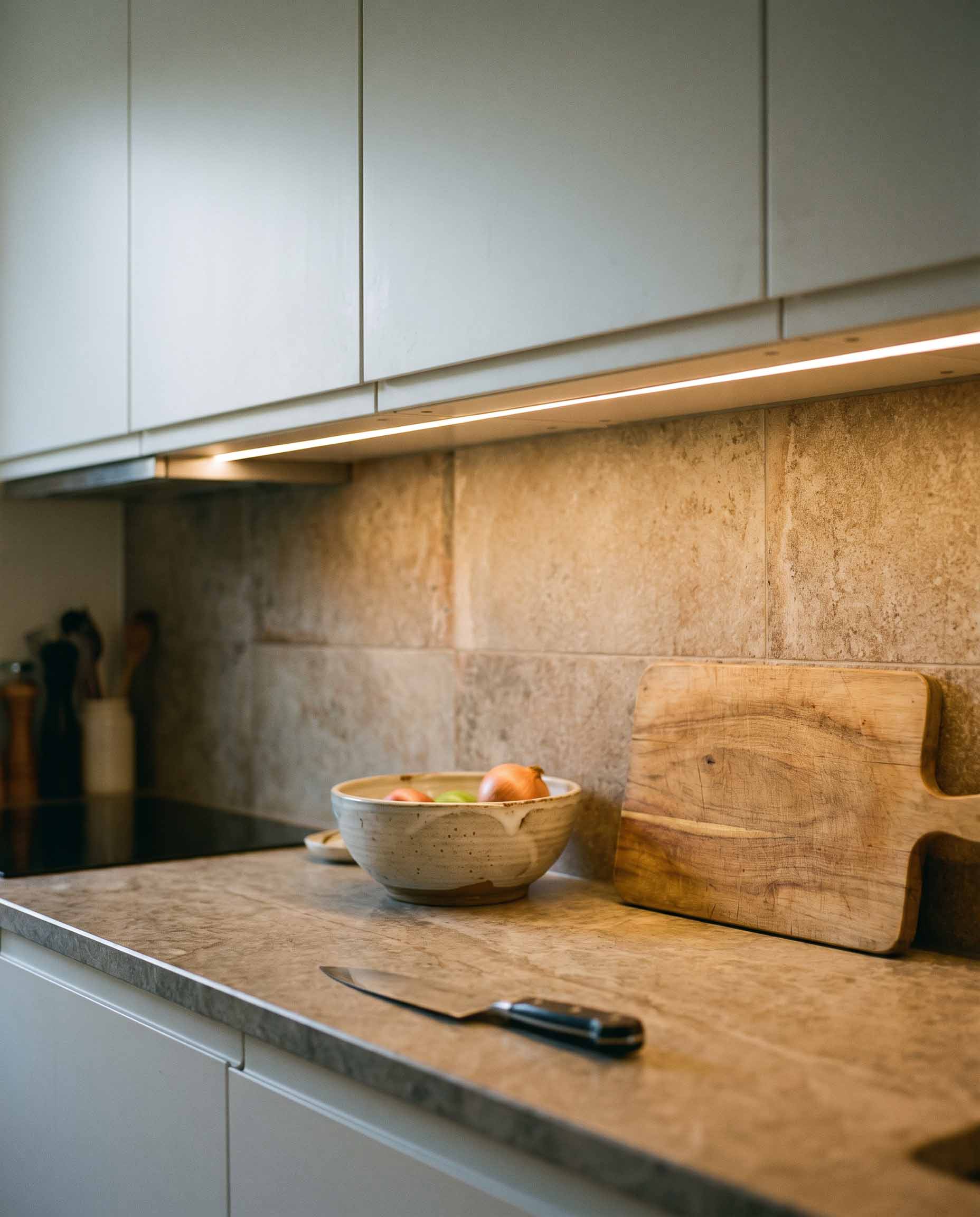 Подсветка рабочей зоны кухни под верхними шкафами и над столешницей.