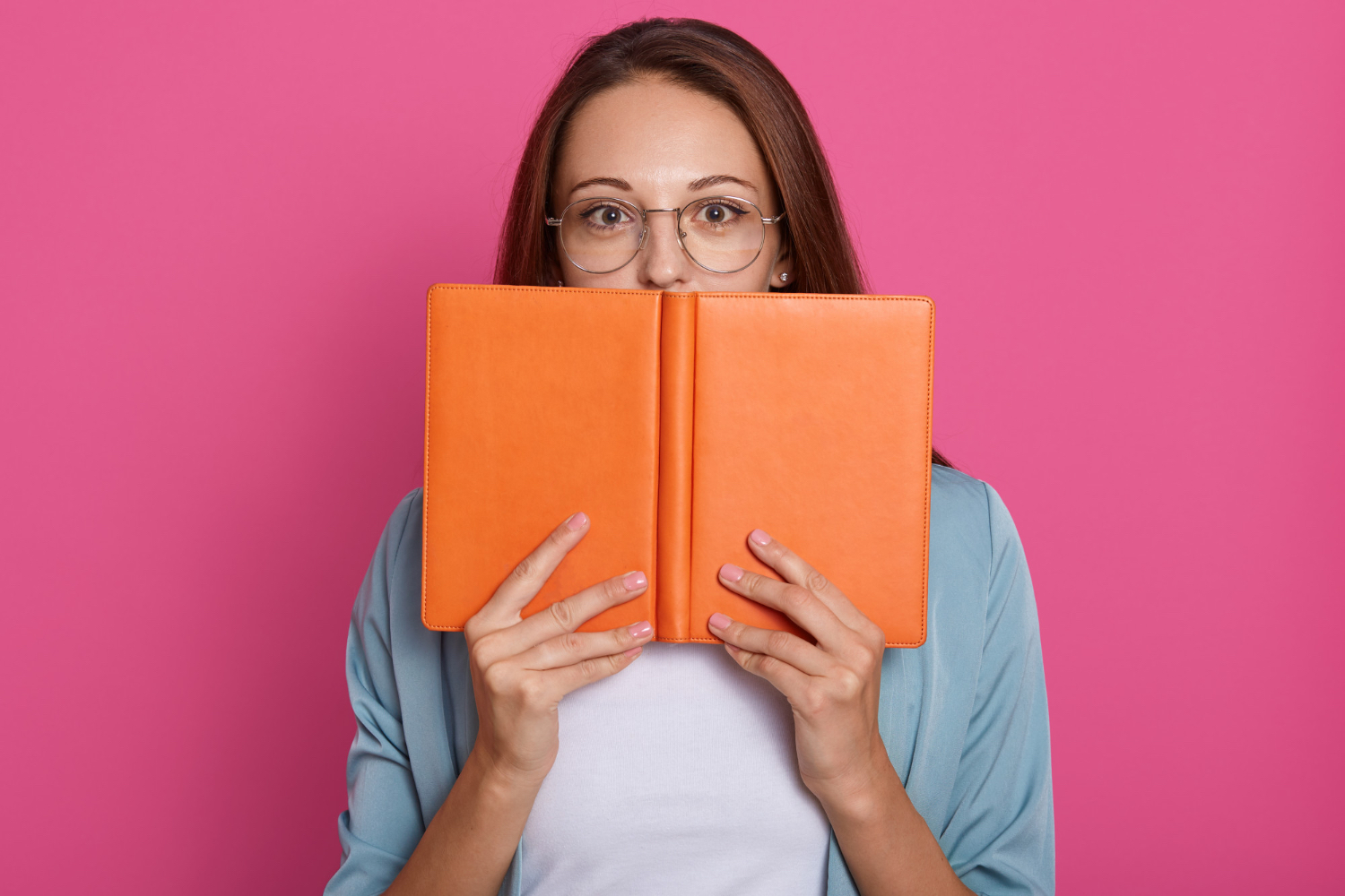 Behind book. Колледж ученица прячется за книгой. A girl is hiding behind a book IELTS.