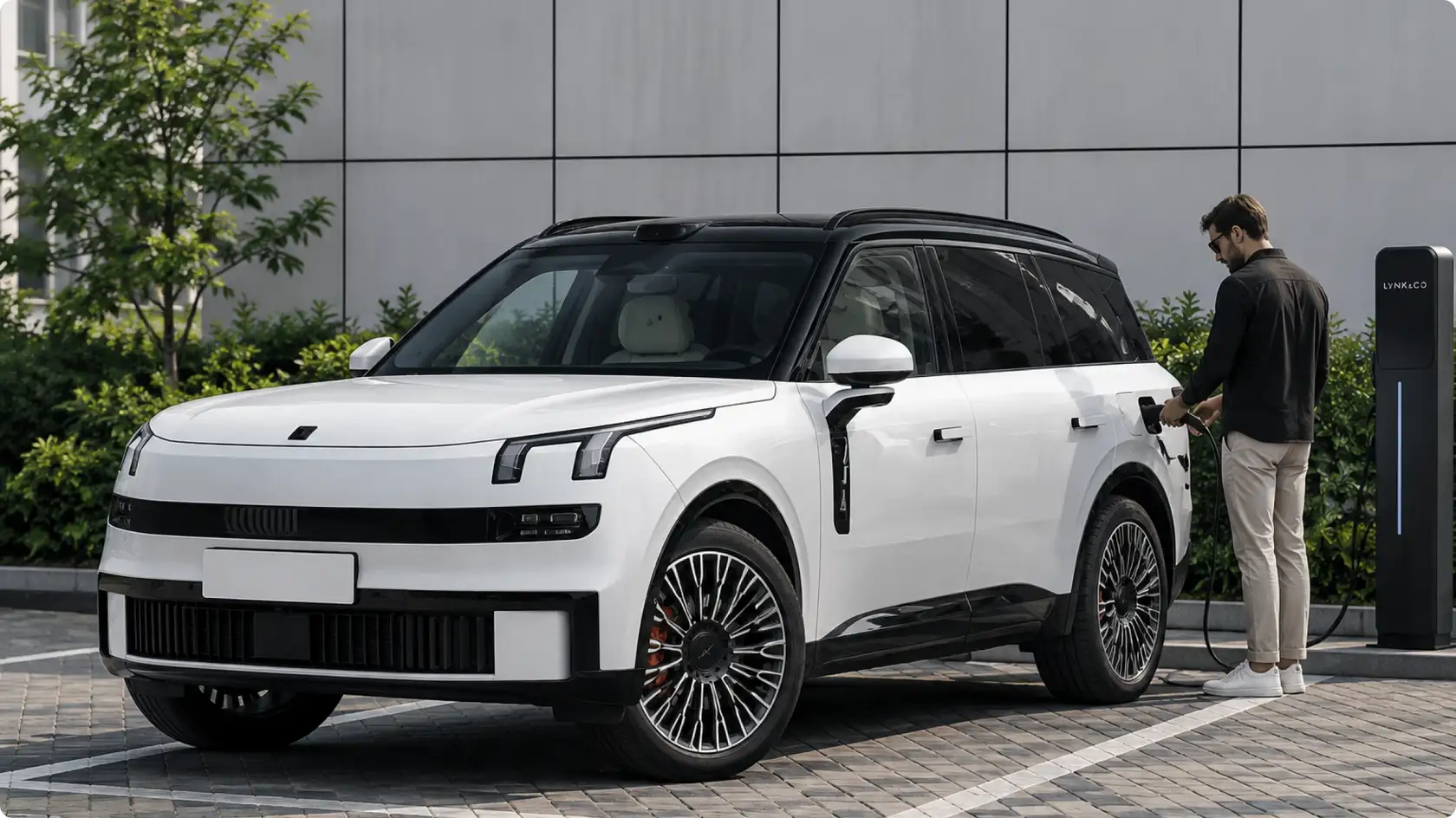 Lynk & Co 900 1.5T Ultra — подключаемый гибрид на зарядке
