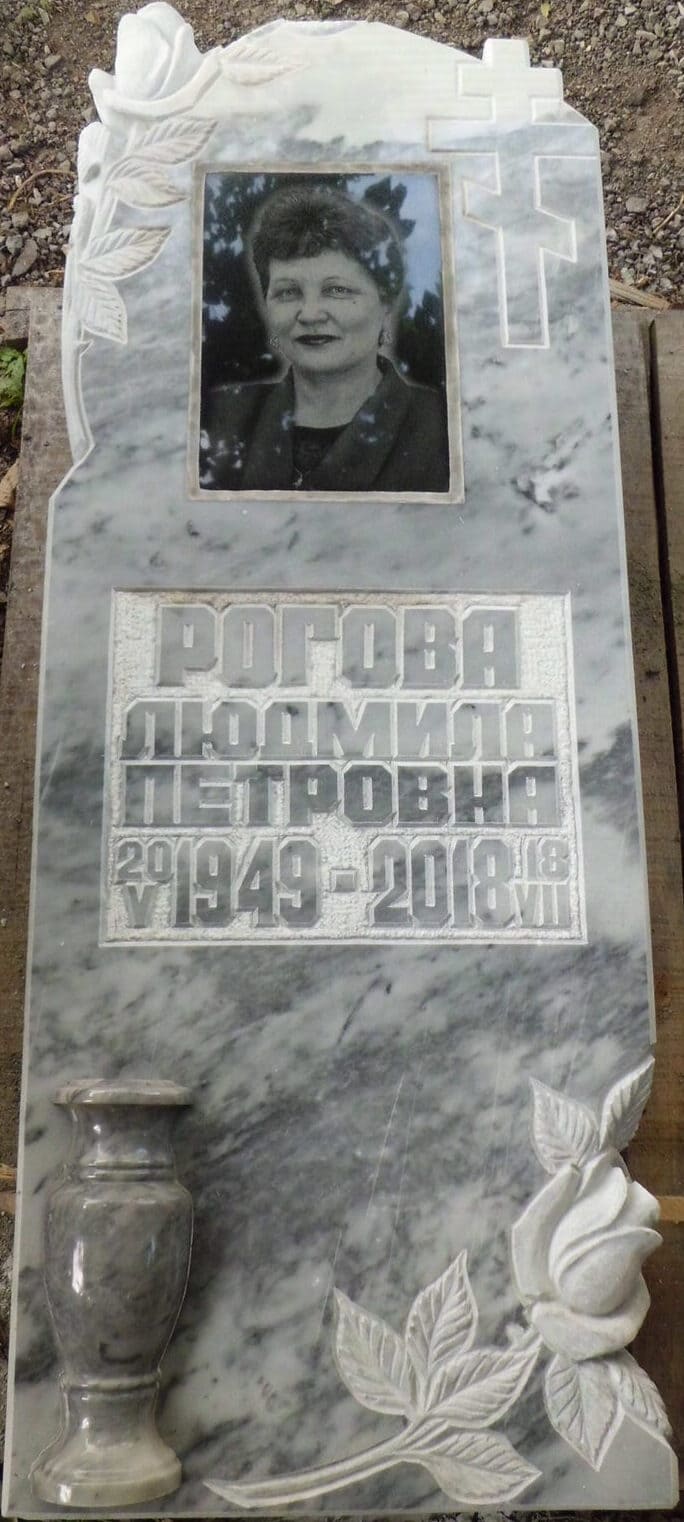 Памятник из Уфалейского мрамора с вырубной формой &quot;Розы&quot;и портретом на гранитной вставке, размер 1000х450