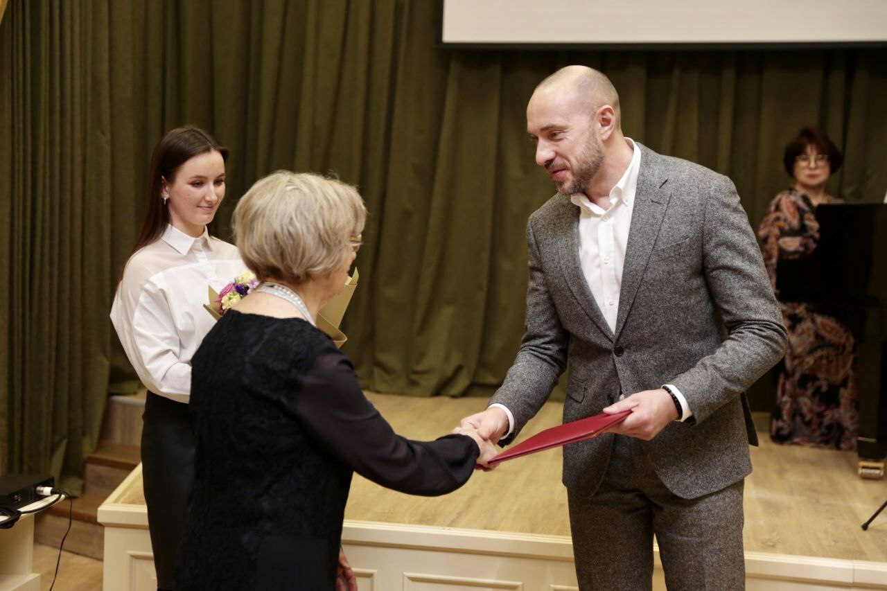 Глава Солнечногорска поздравил преподавателя детской школы искусств с 80-летним  юбилеем - Издательский дом «Сорок один»