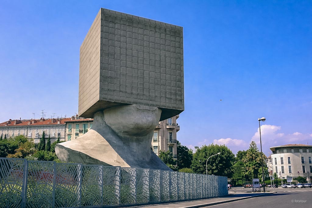 Скульптура «Квадратная голова» в Ницце, библиотека Луи-Нюсера, современная архитектура
