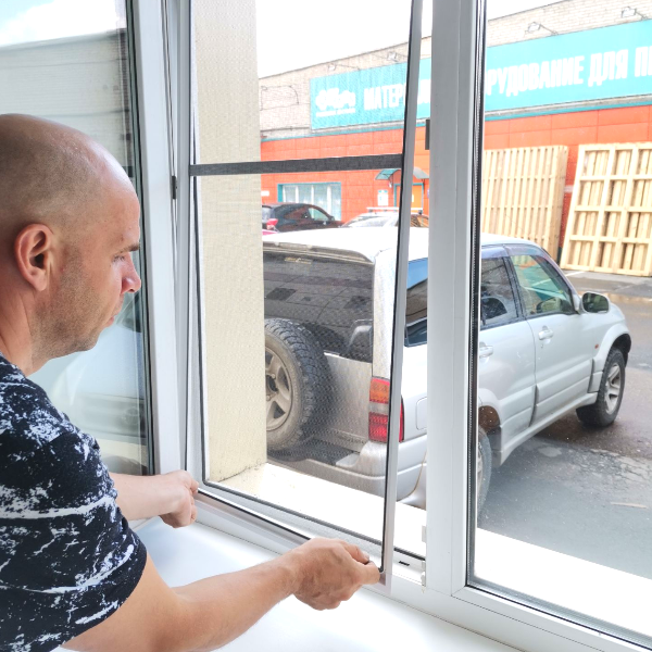 Все виды москитных сеток в Томске от компании БизнесОкна, ремонт, изготовление, установка.