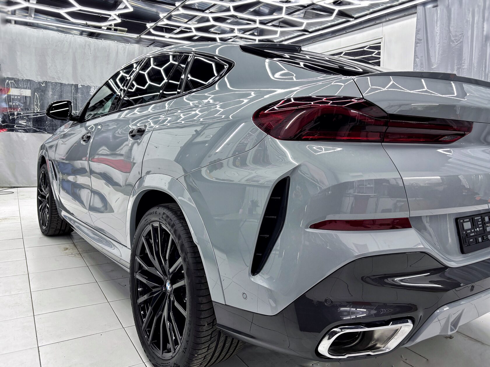 Заднее крыло, дверь, колесо и фонарь BMW X6 крупным планом