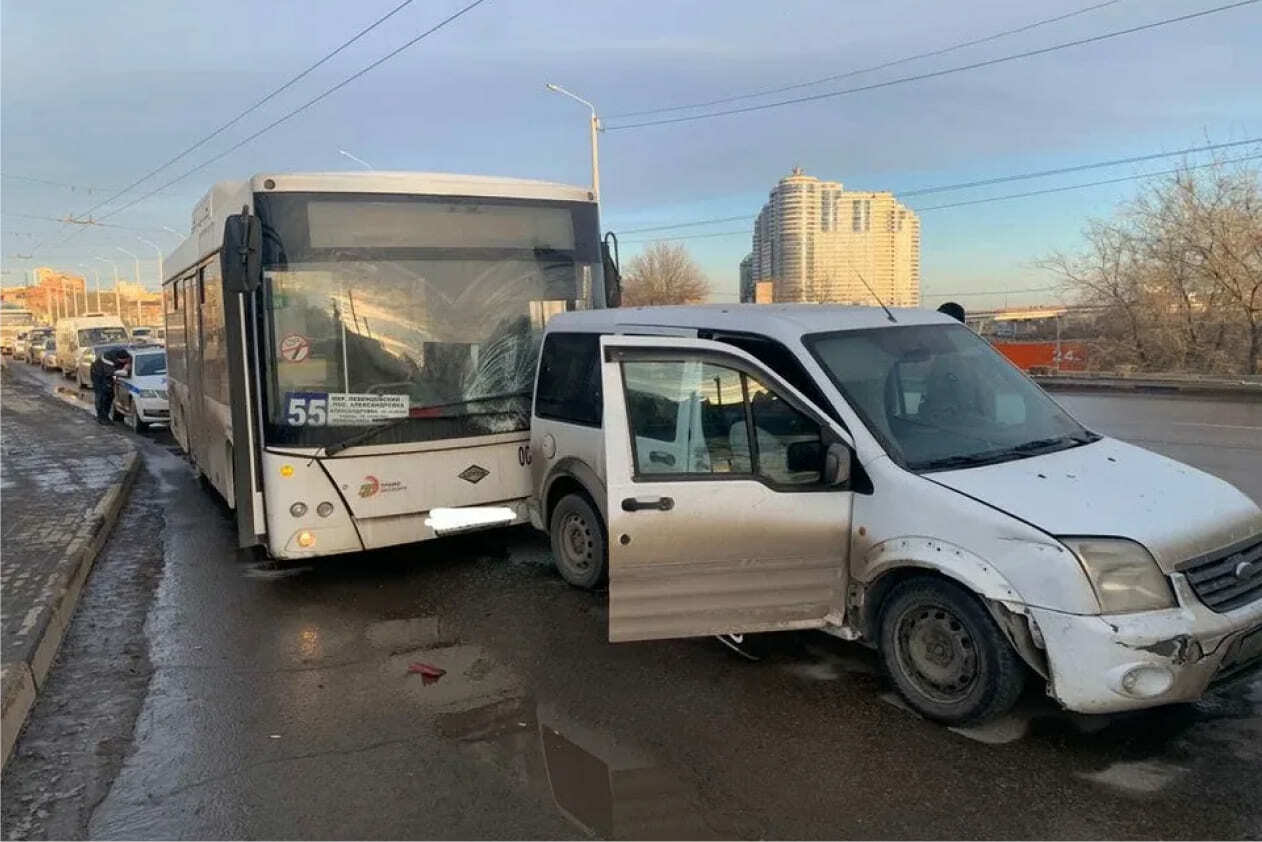 Город работ ростов на дону водитель. Автобус. Ростов на Дону автобусы ДТП. Маршрутный автобус.