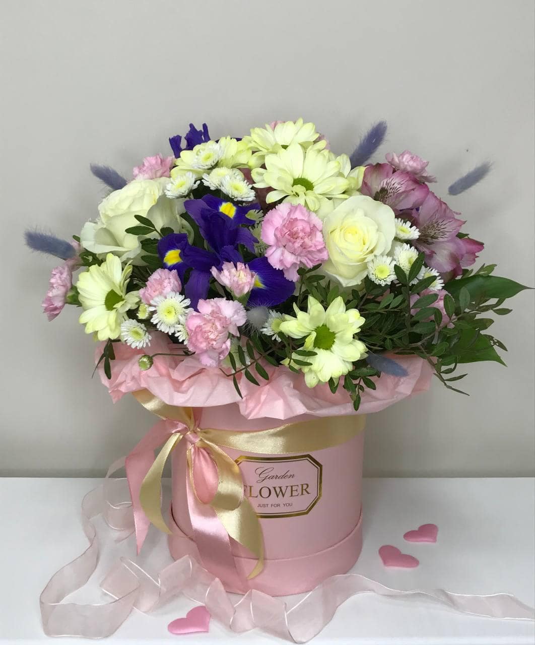 Букет цветов в шляпной коробке, цветы с доставкой в Нижнем Новгороде, цветочная композиция в подарок