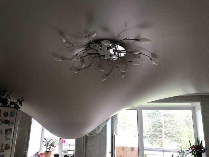 Большой объем воды в натяжном потолке