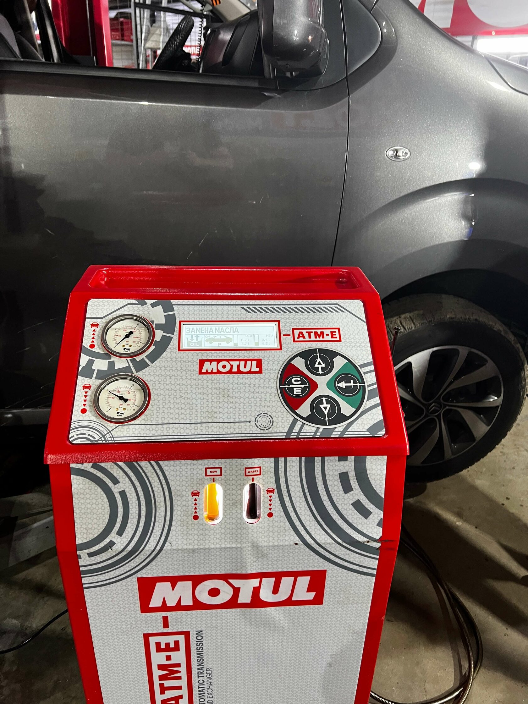 Процесс замещения масла Motul Evo