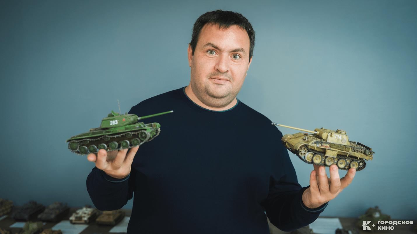 Георгий Алексеевич Кольцов — депутат Городской Думы Краснодара и участник СВО — на выставке «Броня Победы» в ЦКР «Комсомольский» с моделями танков времён Великой Отечественной войны
