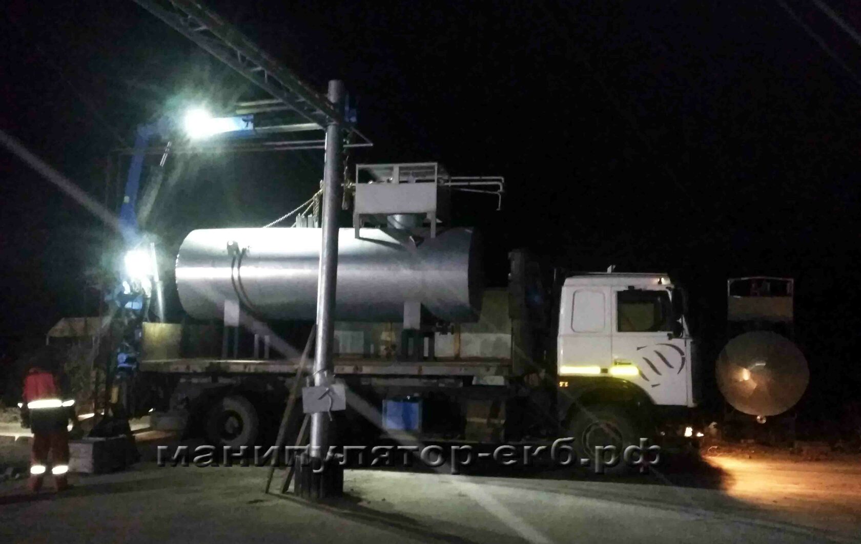 Манипулятор с задней стрелой ночью