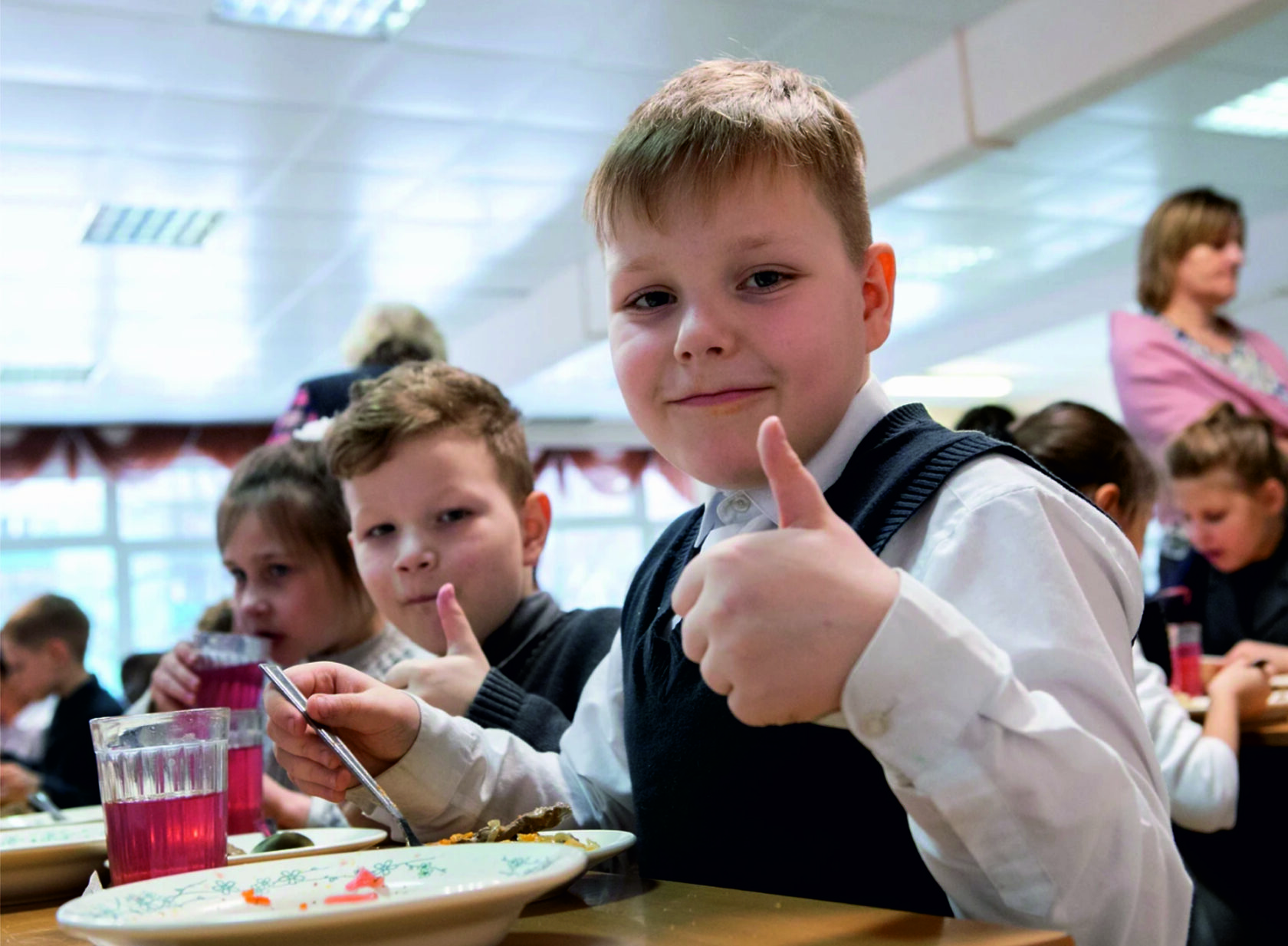 Дети 2025 года рождения. Школьники в столовой. Питание в школе. Школьный обед. Столовая в школе.