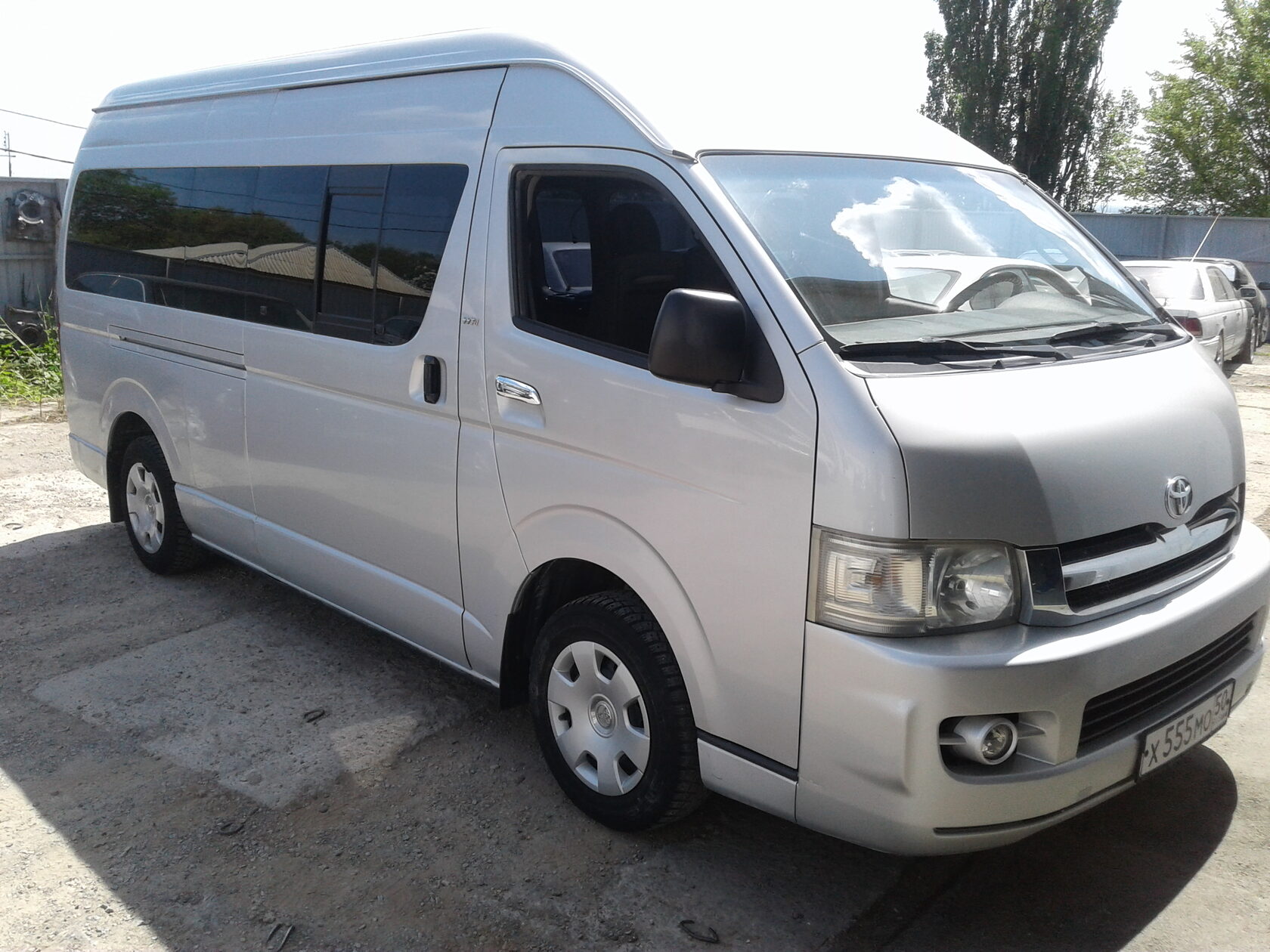 Закажите микроавтобус недорого москва. Toyota Hiace 2005. Toyota Hiace h200. Toyota микроавтобус Hiace 1990. Тойота микроавтобус 2005.