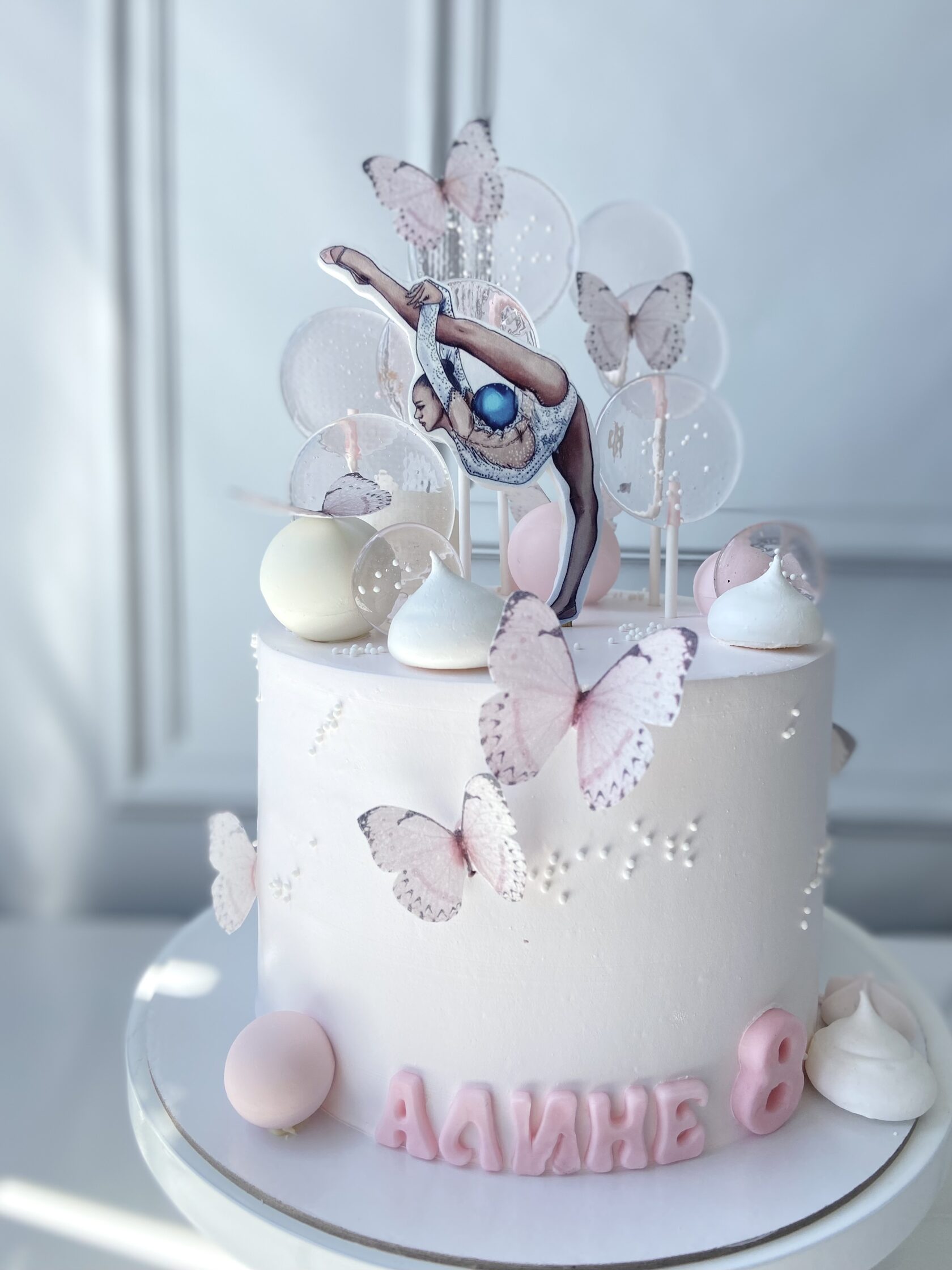 Торт с фотопечатью гимнастки, леденцами и вафельными бабочками
