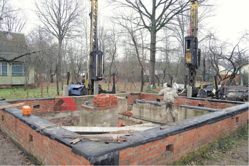 КАК ВЫПОЛНЯЕТСЯ ЗАМЕНА СТОЛБЧАТОГО ФУНДАМЕНТА НА СВАИ?