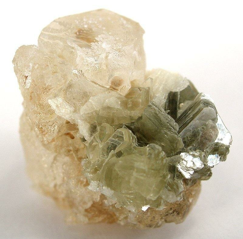 Какой минерал является слюдой. Слюда мусковит камень. Минералы кварц, мусковит. Мусковит белая слюда. Мусковит минерал необработанный.
