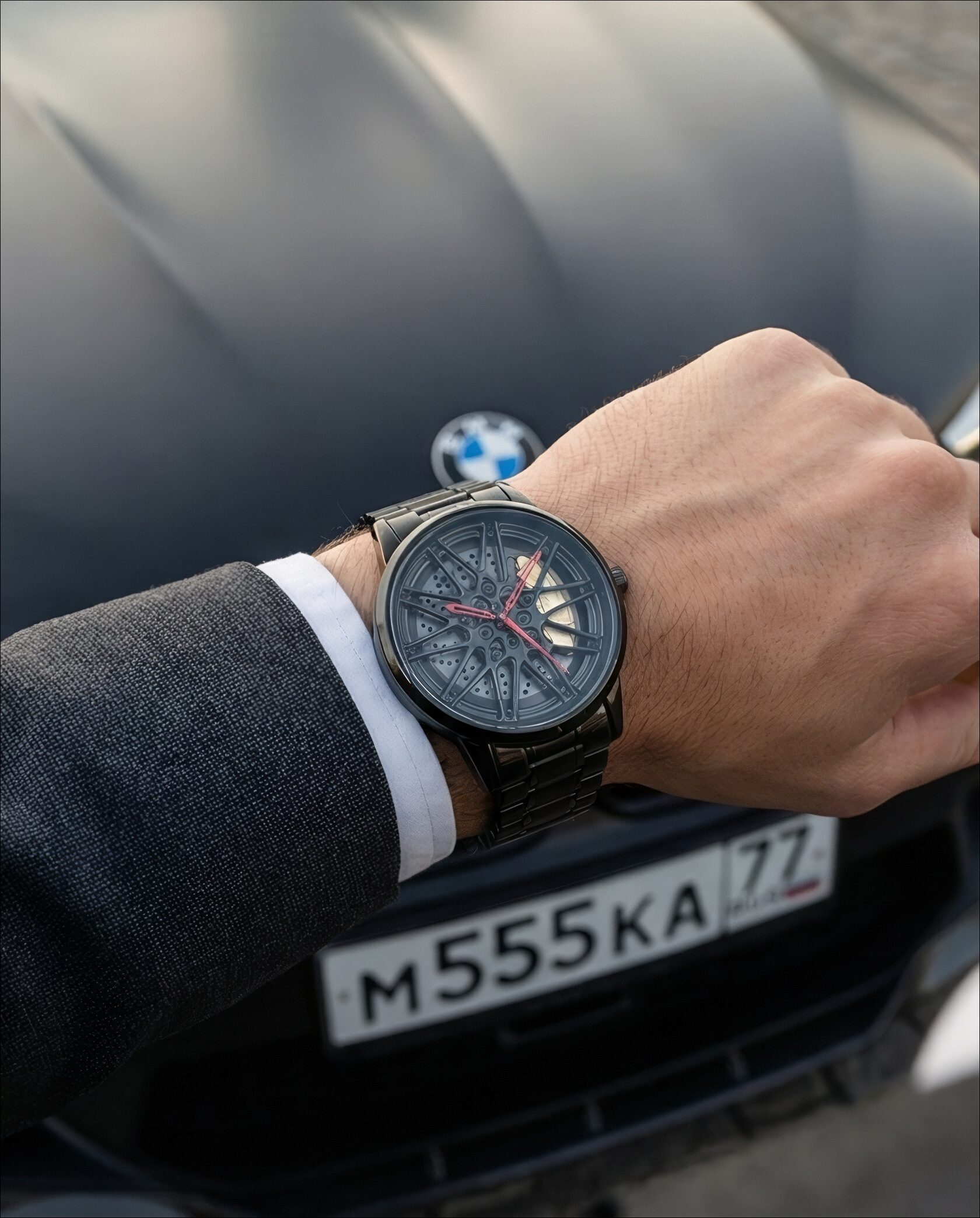 Фотосессия наручных часов jeTime на руке, премиальный стиль, автомобильная эстетика