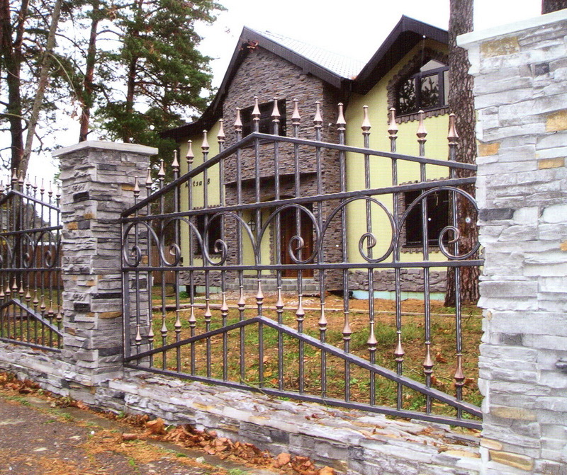 Кованые заборы в Новосибирске на заказ: с поликарбонатом, с профлистом