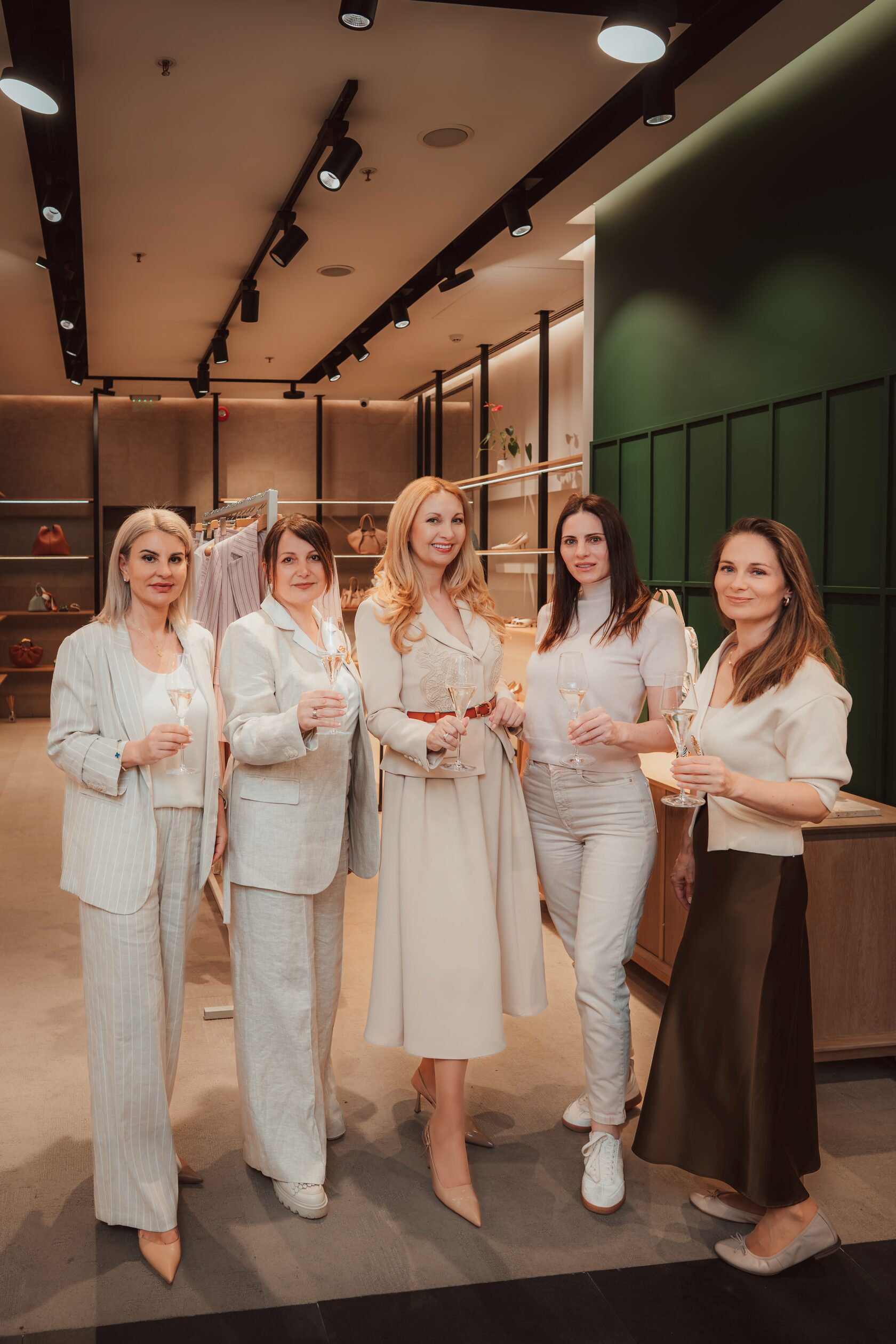 Дами от Великолепната жена позират за снимка с чаши шампанско в MDL Shop на Fashion Soirée създадено за тях