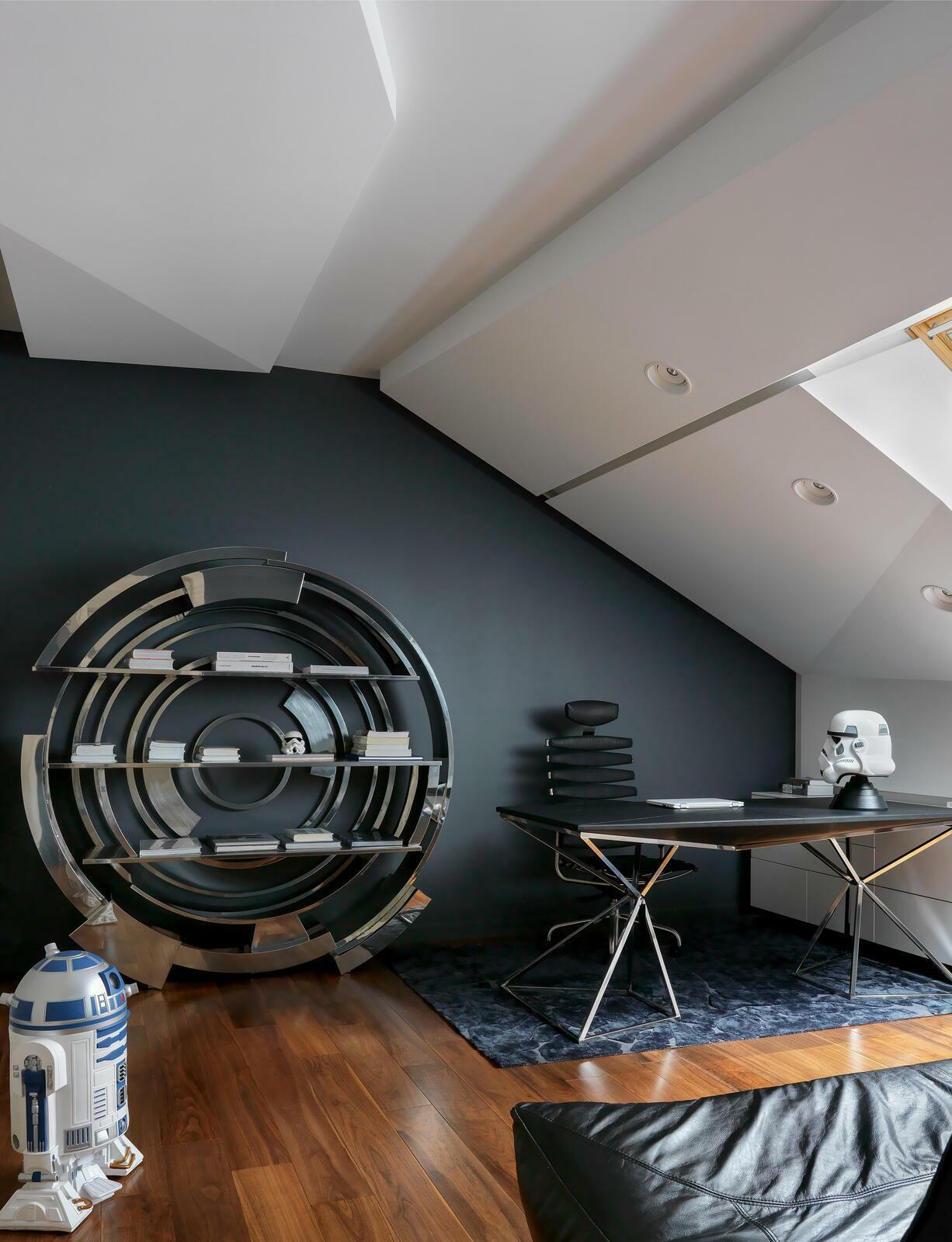 Стол и стеллаж Michael Yeung, рабочее кресло De Sede. Интерьер Екатерины Фёдоровой