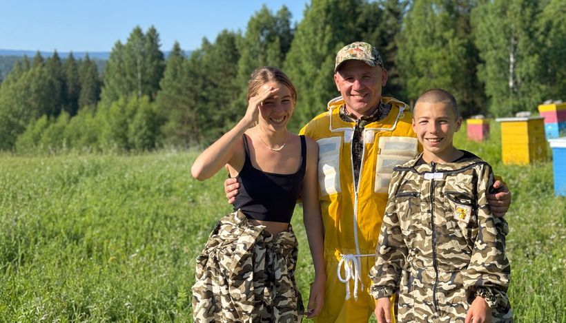 Семья на пасеке: основатель среди ульев в окружении природы, тёплый атмосферный свет