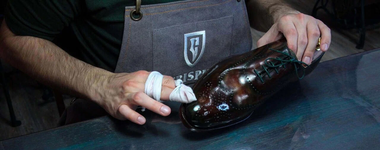 Рабочий процесс чистки и полировки обуви в мастерской