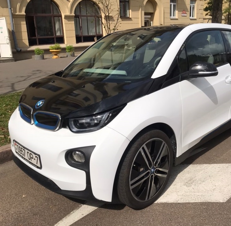 BMW i3 на парковке