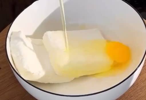 Приготовление штруделя из лаваша с творогом и вишней в духовке: шаг 1