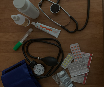 Медицинские препараты и медицинские аппараты на столе, медицинские услуги