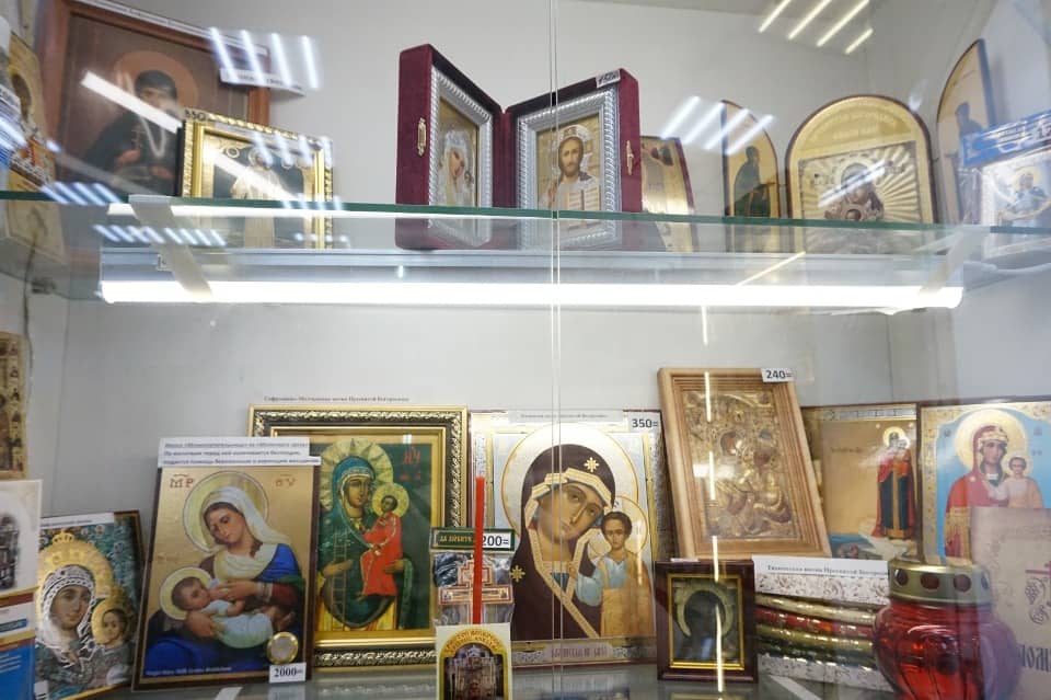 Иконы в продаже в Монастырской лавке 