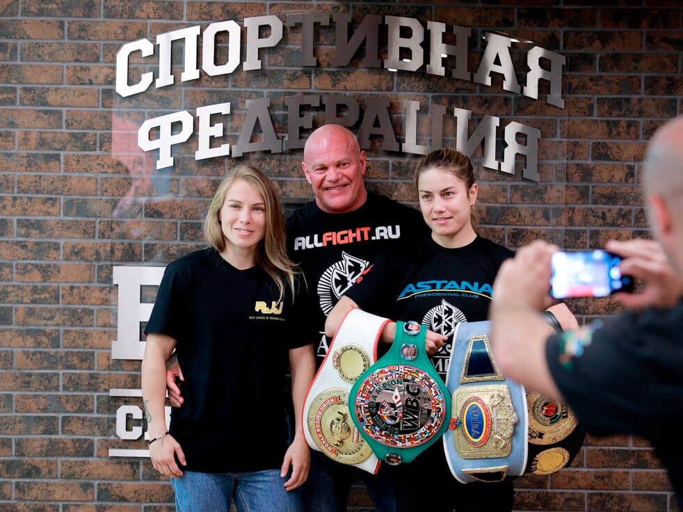 фитнес хаус девяткино. граффити в клубе. спортивная федерация бокса санкт-петербурга. тренажерный зал. бокс девяткино.