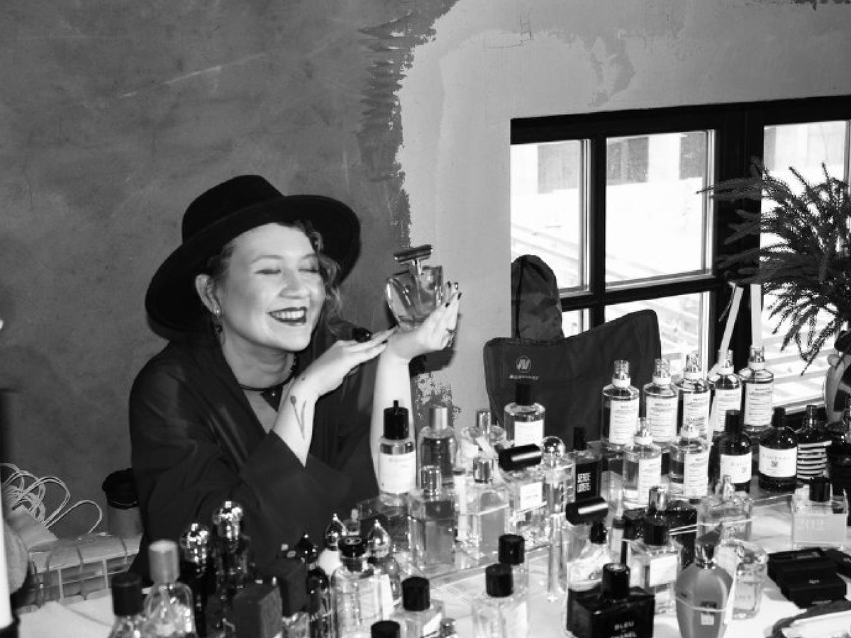 Эксперт парфюмерного бара LETIPARFUM за работой