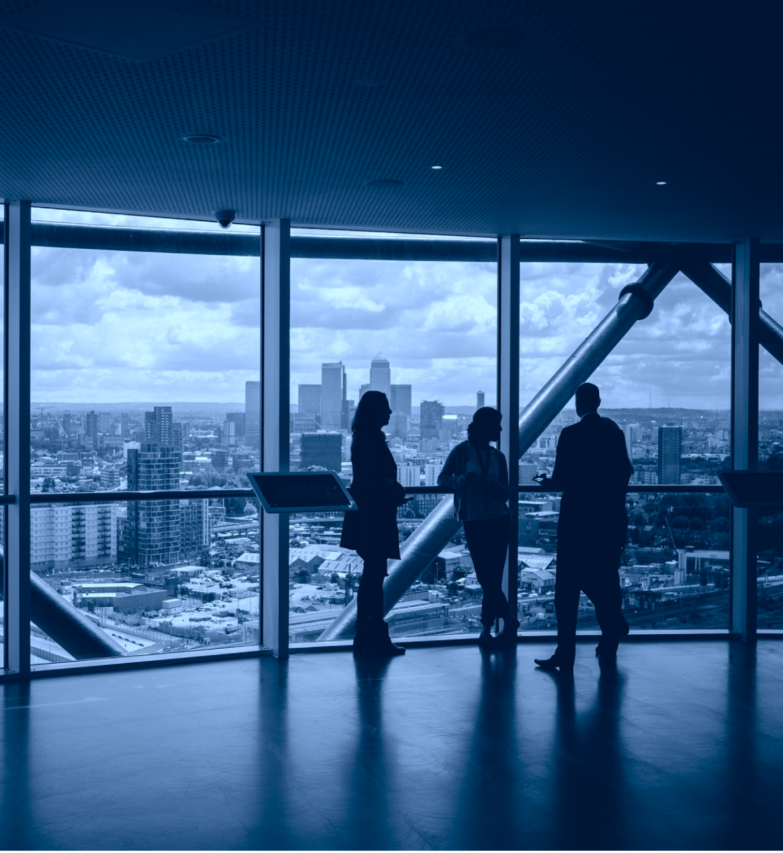 Деловые люди в Бизнес-центре общаются 