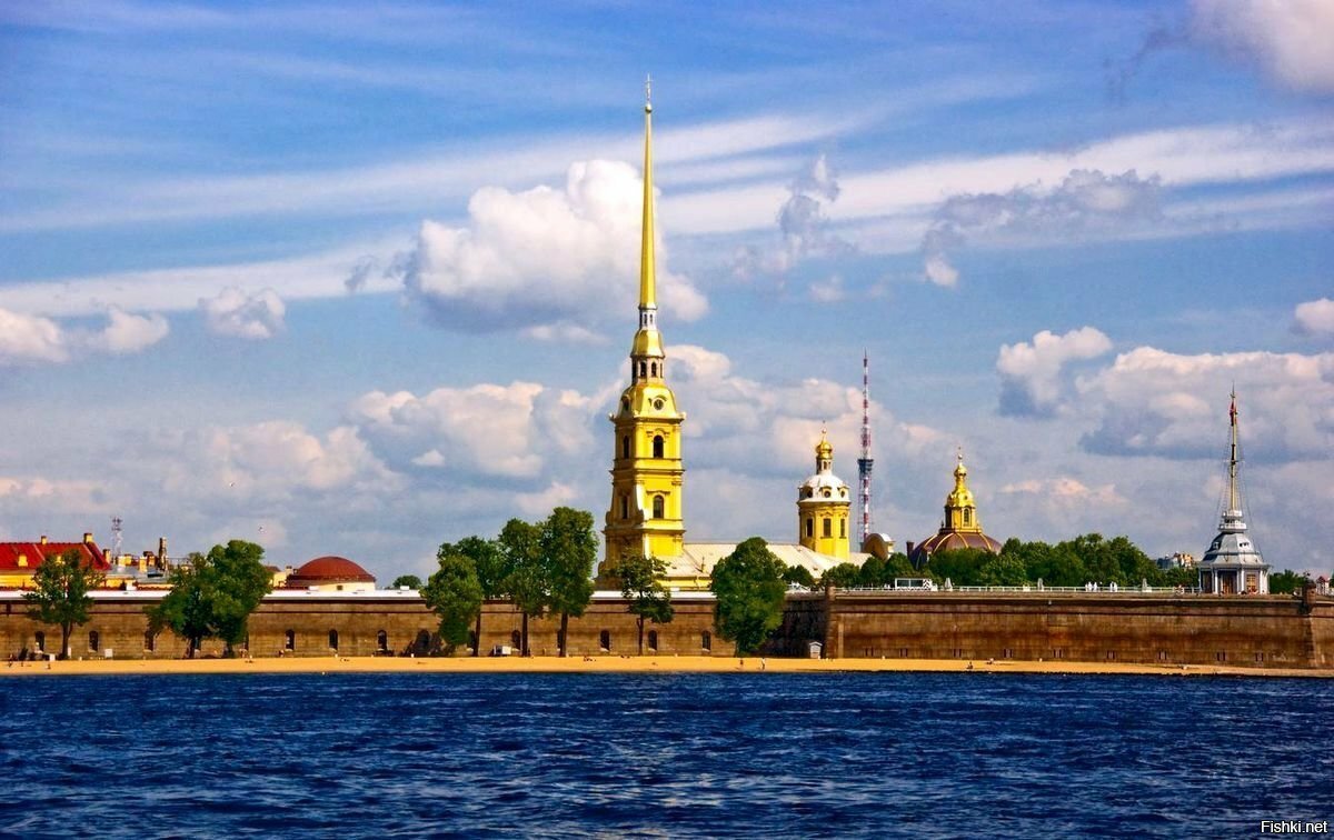 Петропавловская крепость в Санкт-Петербурге лето