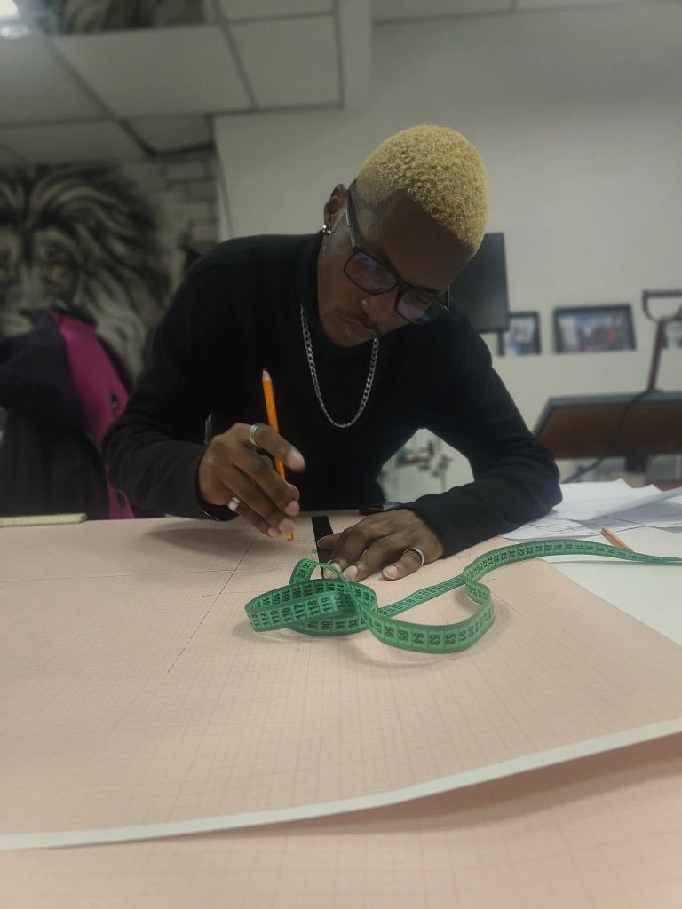 Участники проекта Таврида Модная на занятии по конструированию брюк в стиле милитари