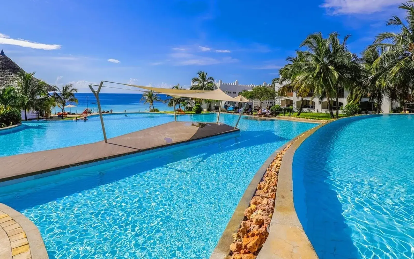 Длинный бассейн вдоль пляжа с пальмами, Royal Zanzibar Beach Resort, Нунгви