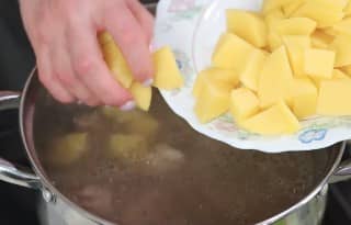 Приготовление щей из свежей капусты с болгарским перцем: шаг 10