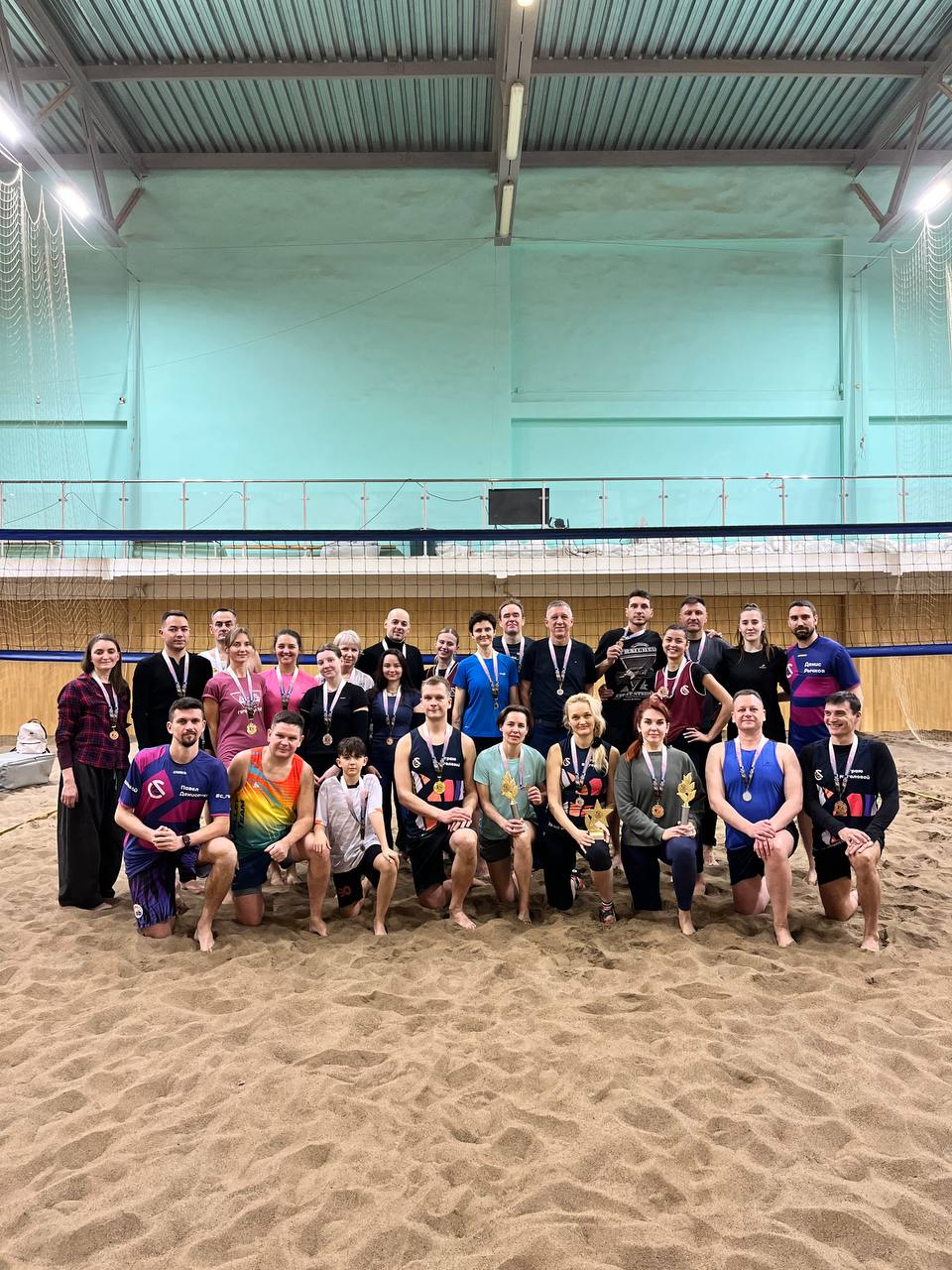 игроки по пляжному волейболу, кемп.