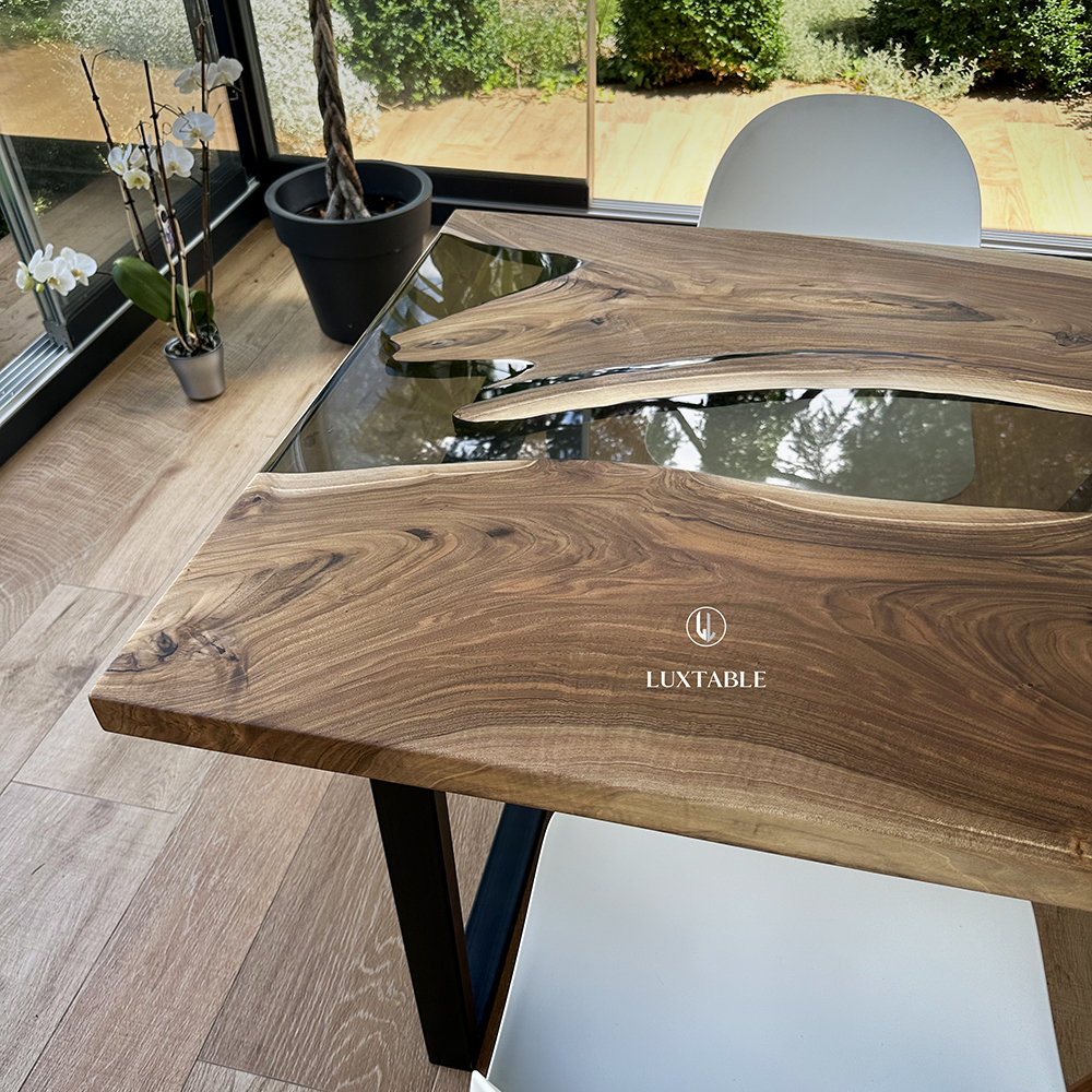 Epoxidharz Tische Alagoas aus europäischem Nussbaum und hellblauem Epoxidharz mit Metallic Effekt