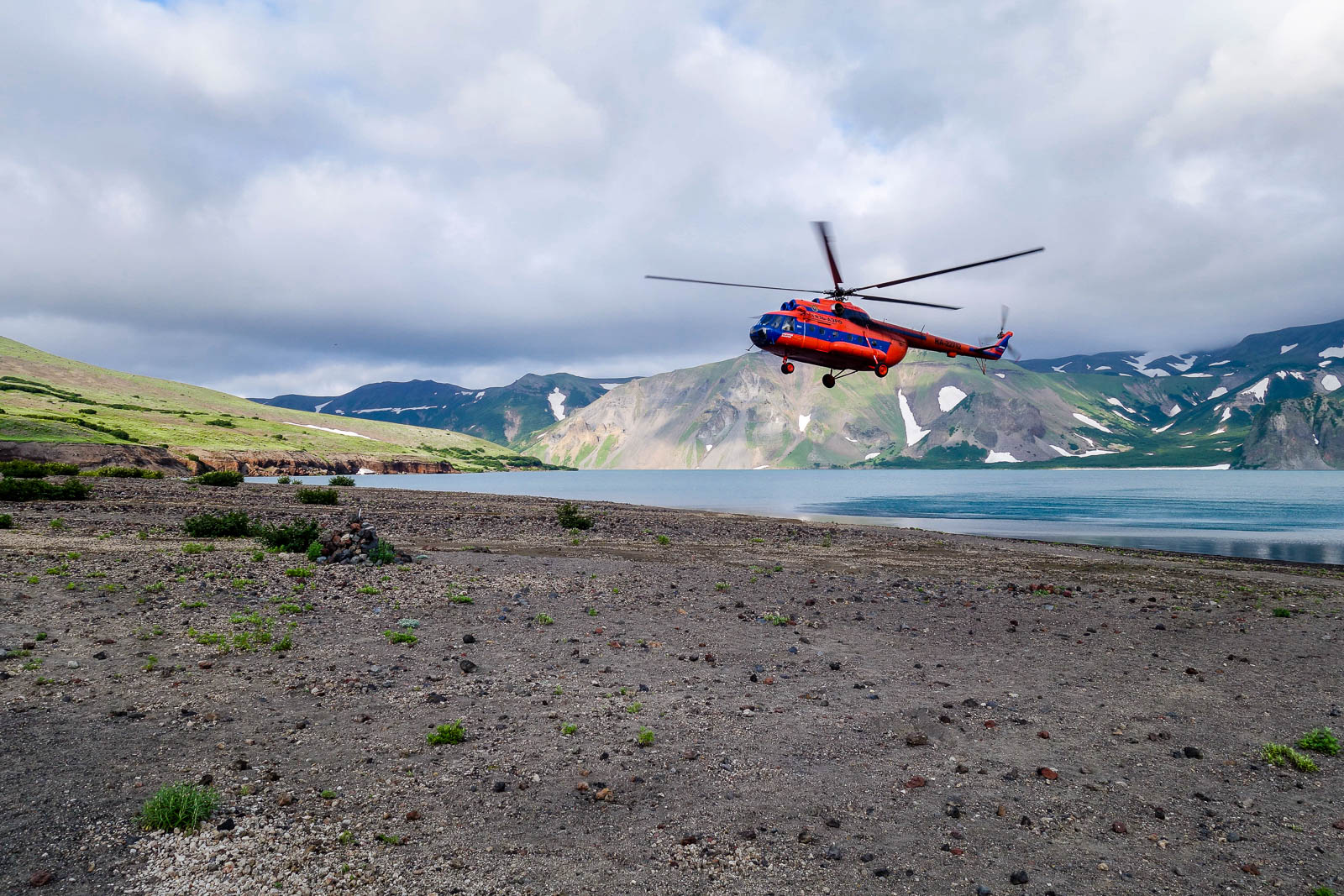 Вертолеты над озером. Долина гейзеров Камчатка вертолет. Вертолетная экскурсия на Камчатке Курильское озеро. Вертолет Петропавловск Камчатский Северо Курильск. Камчатка вертолет Курильское озеро.