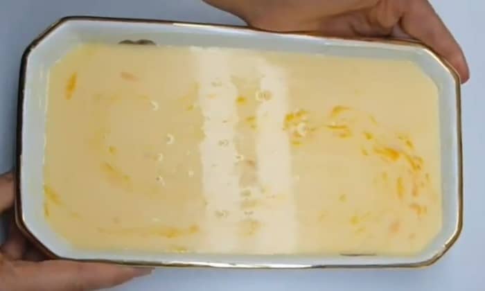 Приготовление пышного омлета с творогом в духовке: шаг 4