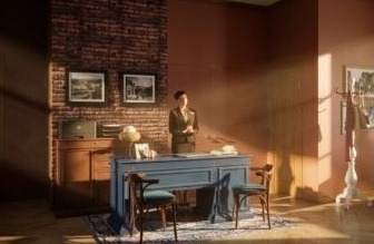 Интерьер лобби отеля в Коломне, галерея фотографий на кирпичной стене
